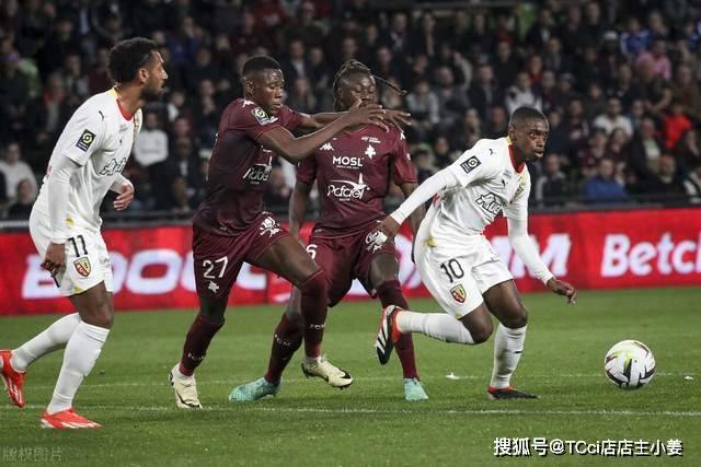 法尔14分14板7帽布莱克尼30分 肯帝亚不敌新疆