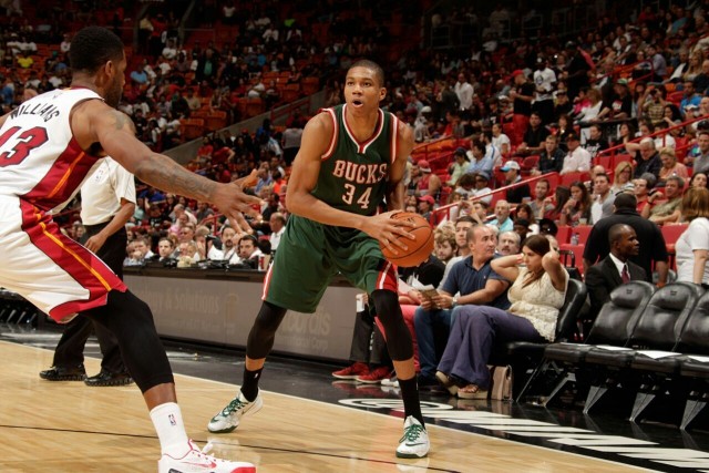 高诗岩17+9山东险胜新疆 齐麟17分李炎哲15分